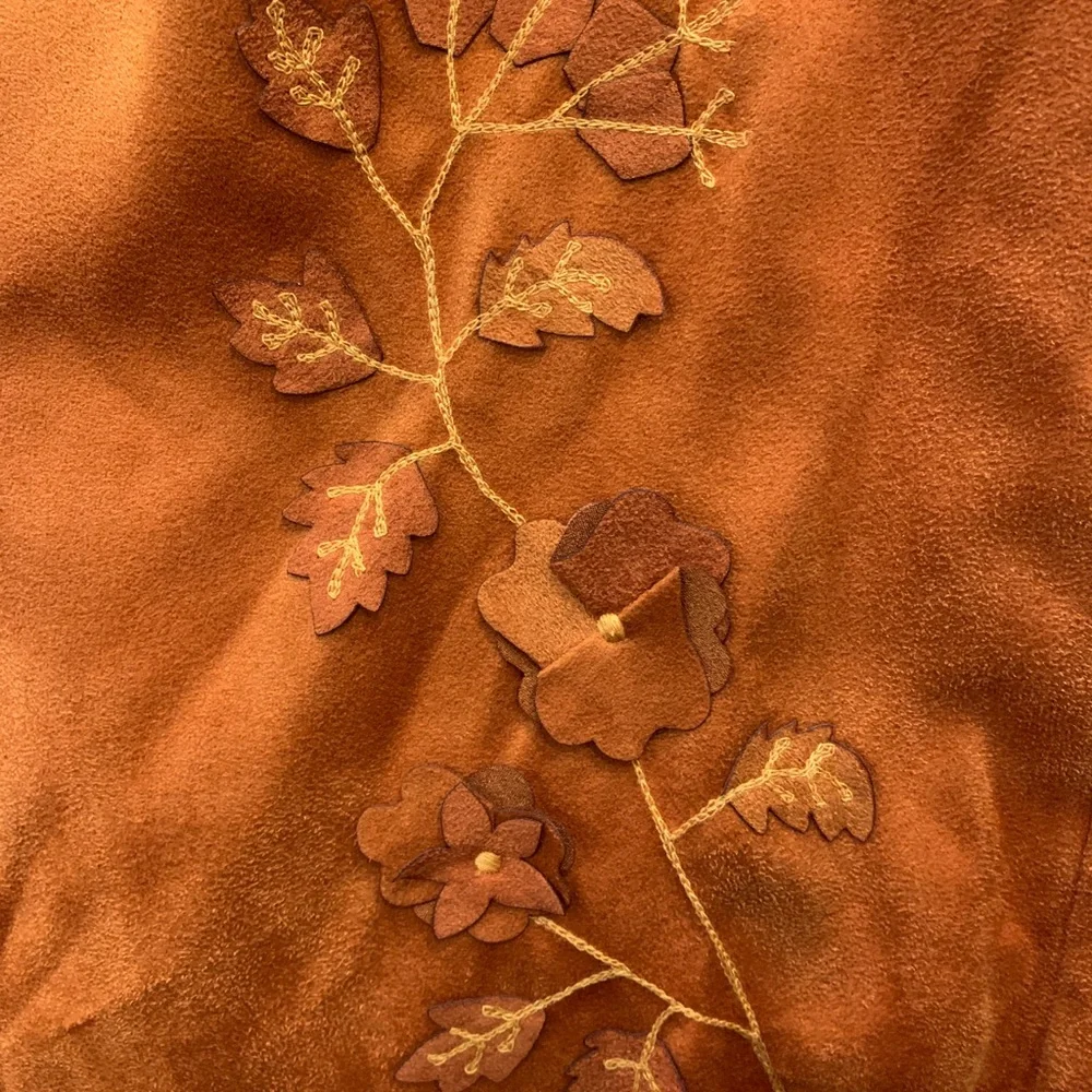 Alannah Hill lined size 8 skirt in rusty suede-look with appliqué flower detail - Picture 2 of 12